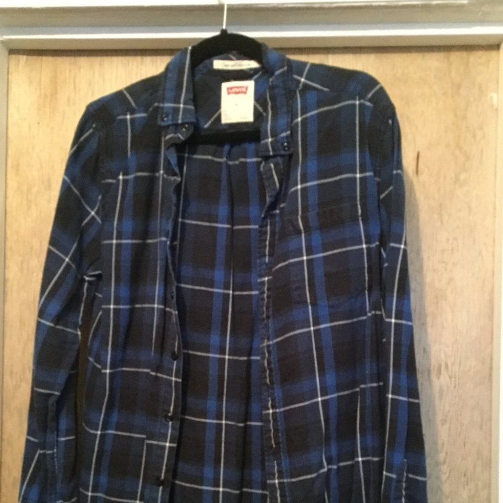 Levi's flannel button up slim fit shirt size medium plaid great used condition